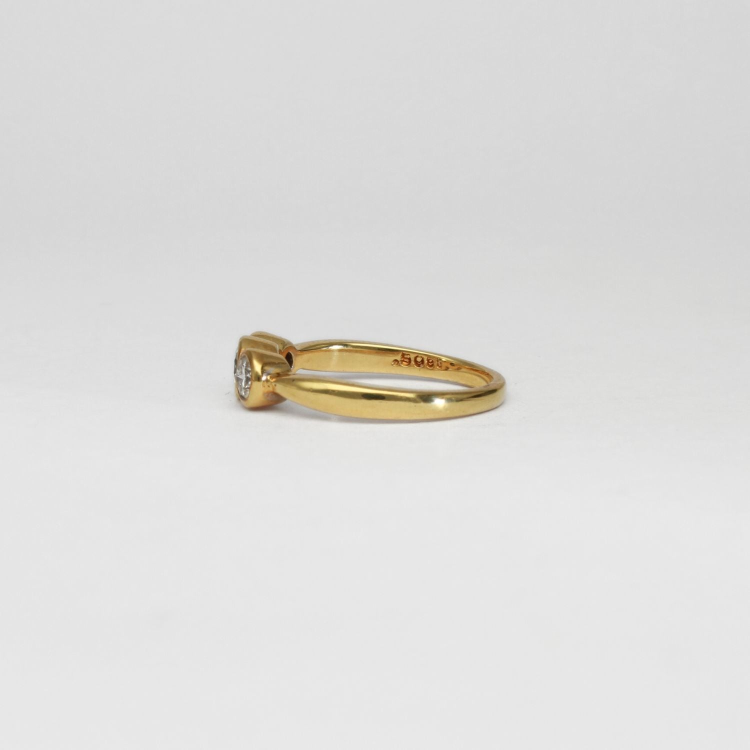 18ct gold 3 stone diamond ring by Duncan Eves