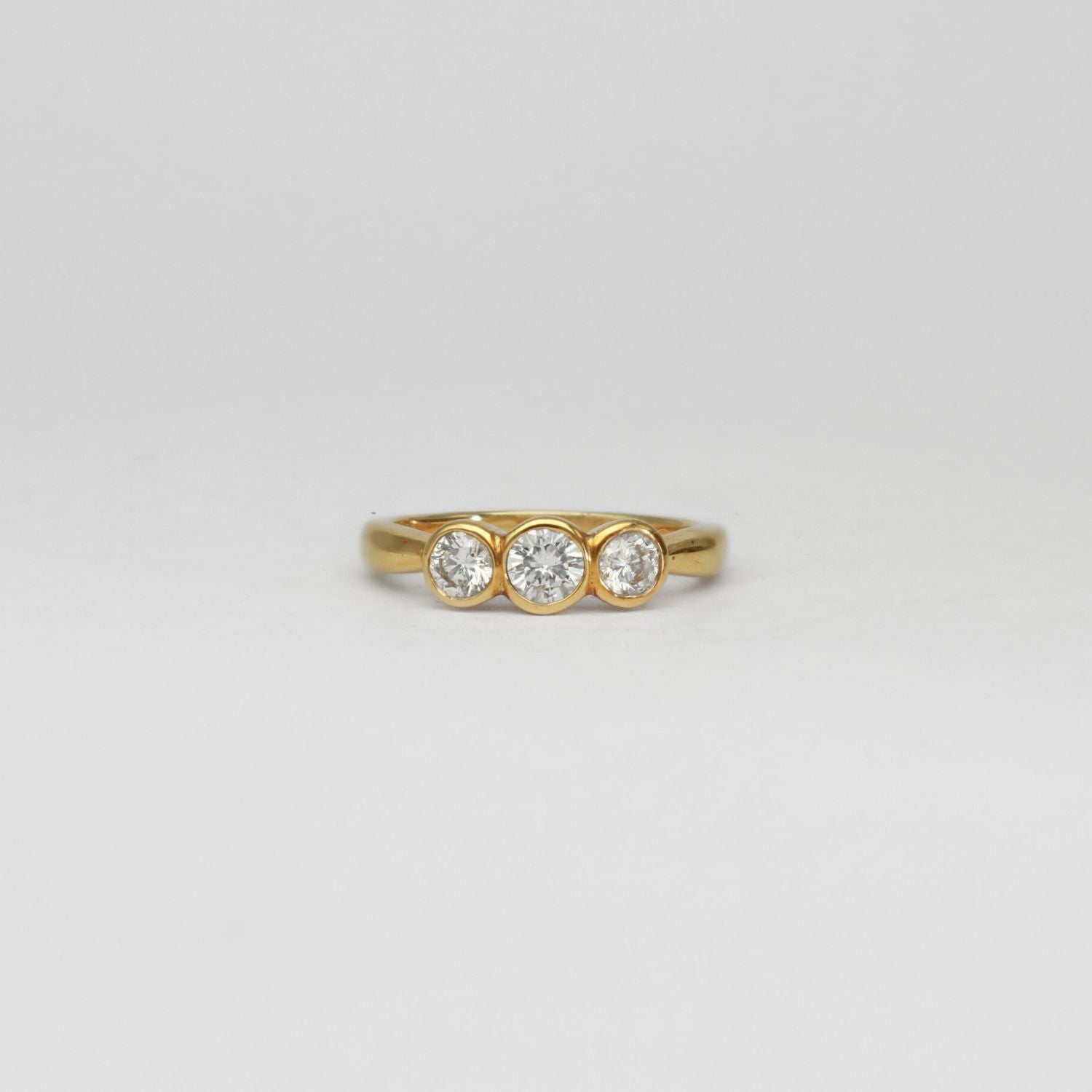 18ct gold 3 stone diamond ring by Duncan Eves