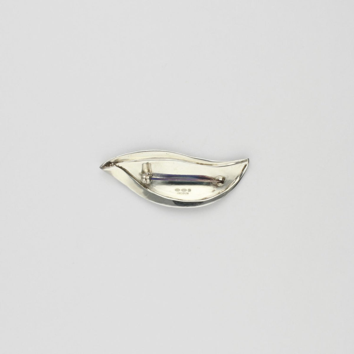 Brooch - niobium & silver by Brian Eburah