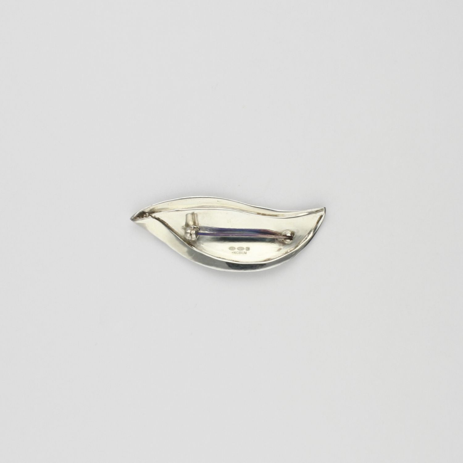 Brooch - niobium & silver by Brian Eburah