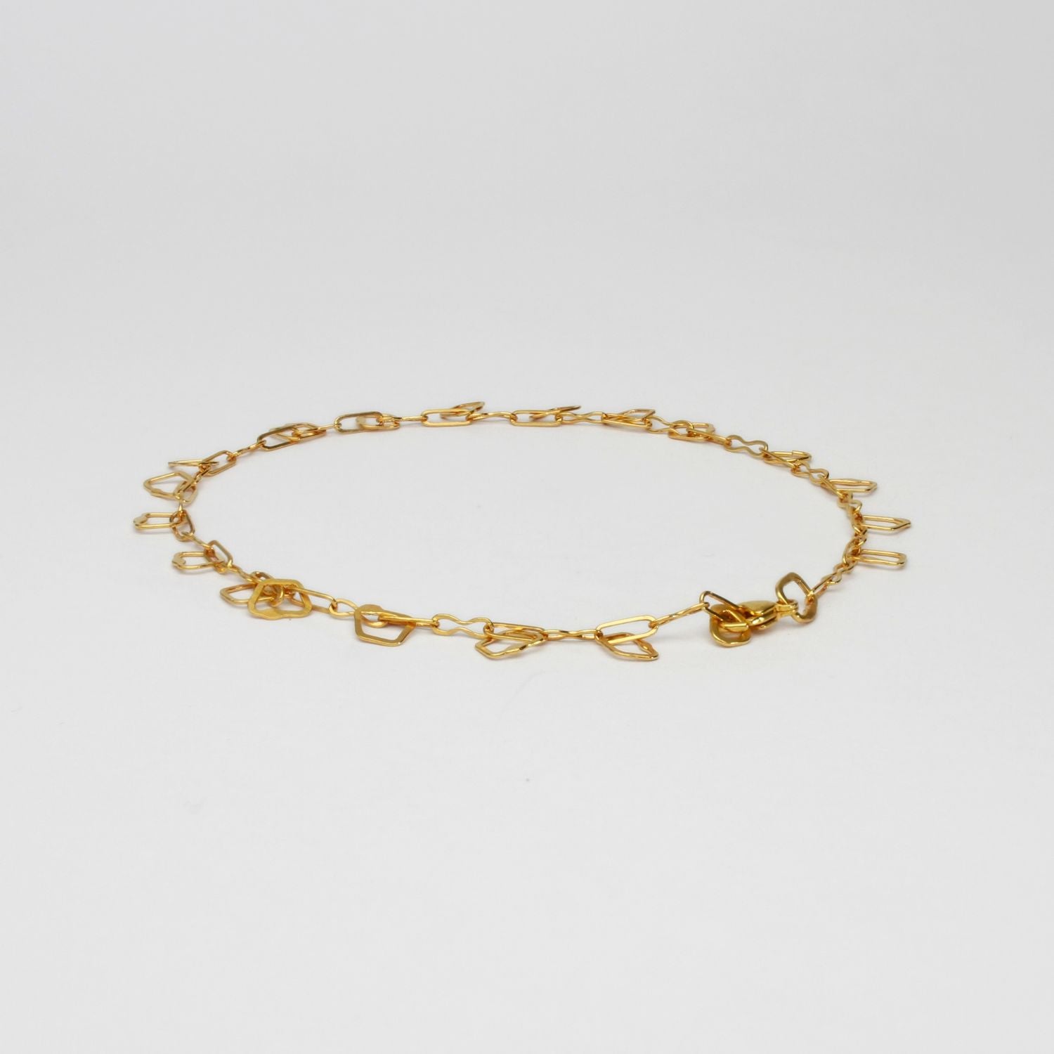 Fine bracelet with irregular links all around 24kt gold plated by Bea Jareno