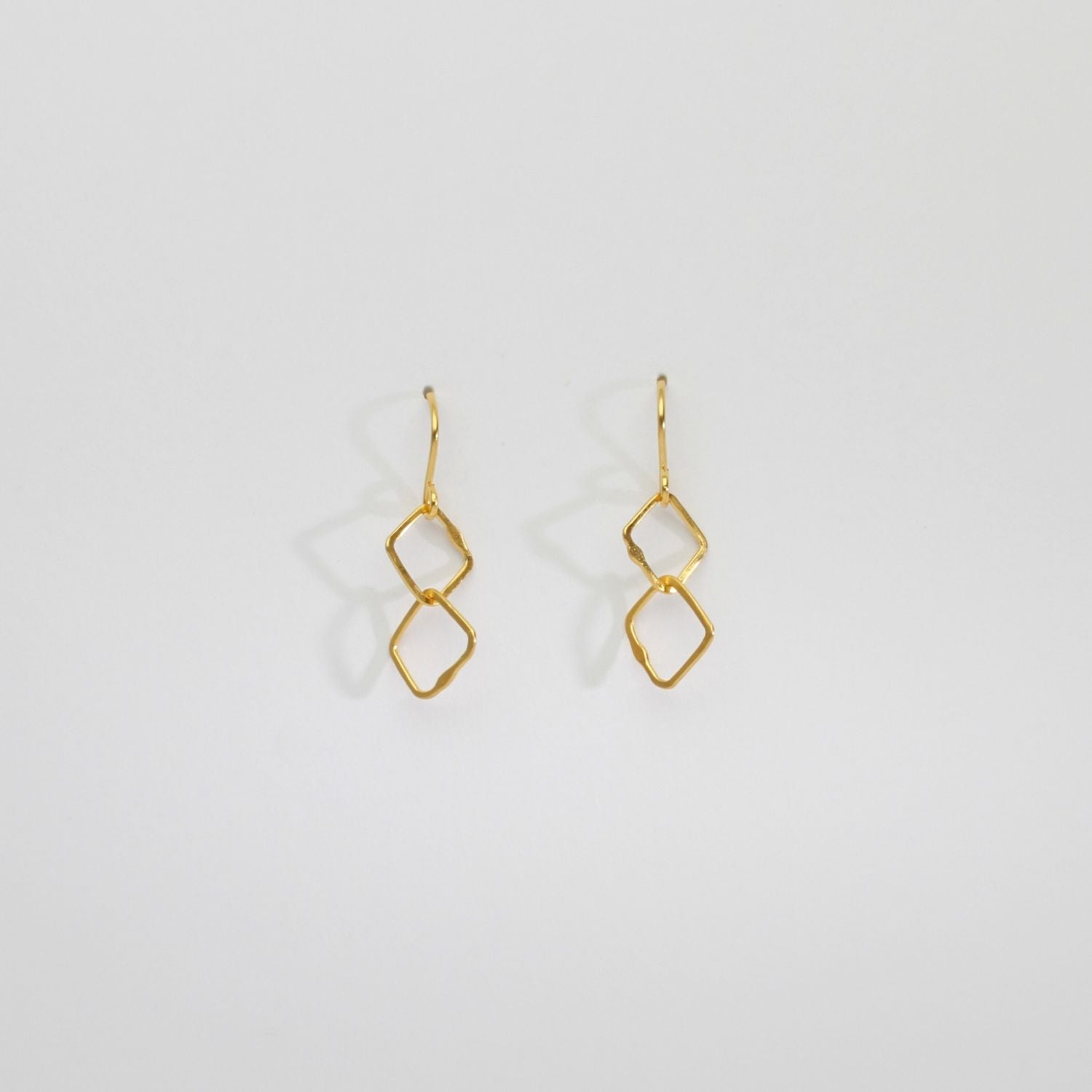 2 irregular links silver 24kt gold plated earrings by Bea Jareno