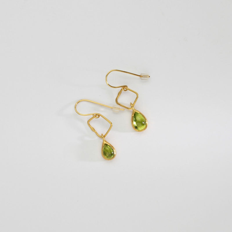 Teardrop peridots with large irregular links silver gold plated hook earrings by Bea Jareno