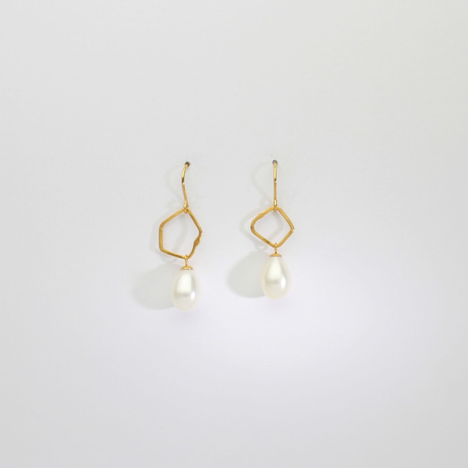 Large irregular link with white pearl silver gold plated earrings by Bea Jareno