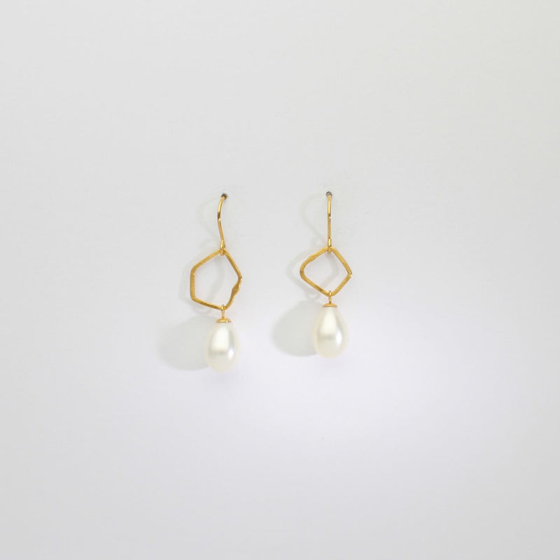 Large irregular link with white pearl silver gold plated earrings by Bea Jareno