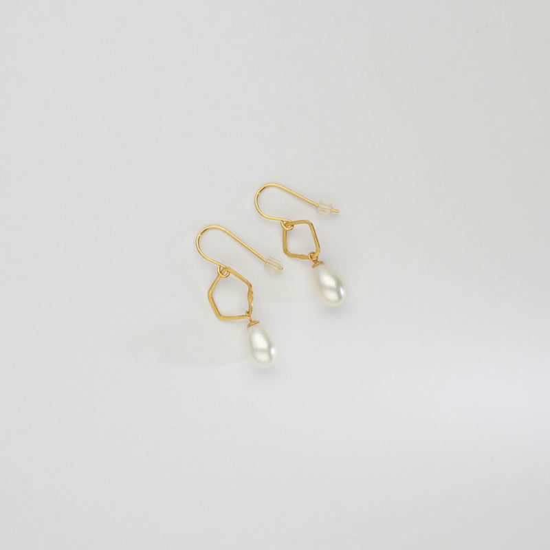 Large irregular link with white pearl silver gold plated earrings by Bea Jareno