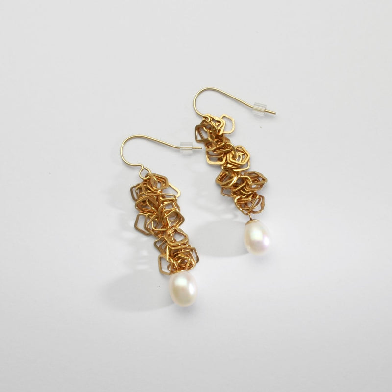 Irregular links wth pearl earrings silver 24kt gold plated by Bea Jareno