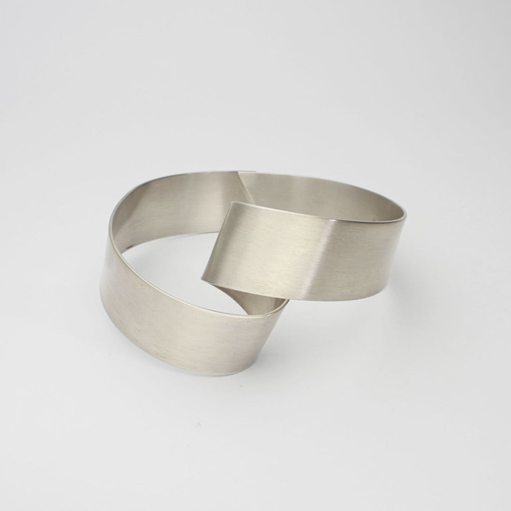 Bold silver ribbon loop bangle by Jodie Hook – Mari Thomas Jewellery