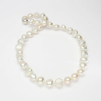 White baroque pearl necklace with round magnetic clasp
