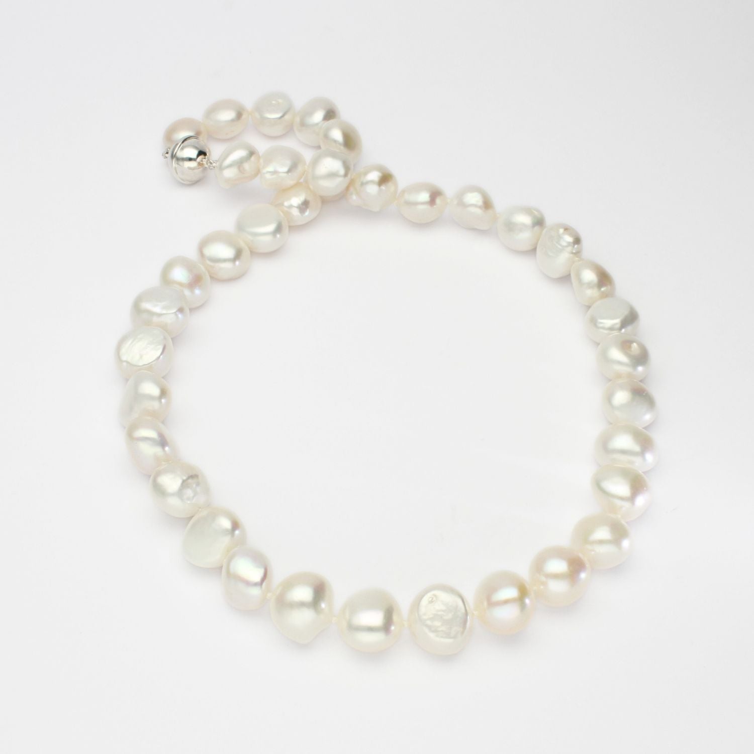 White baroque pearl necklace with round magnetic clasp
