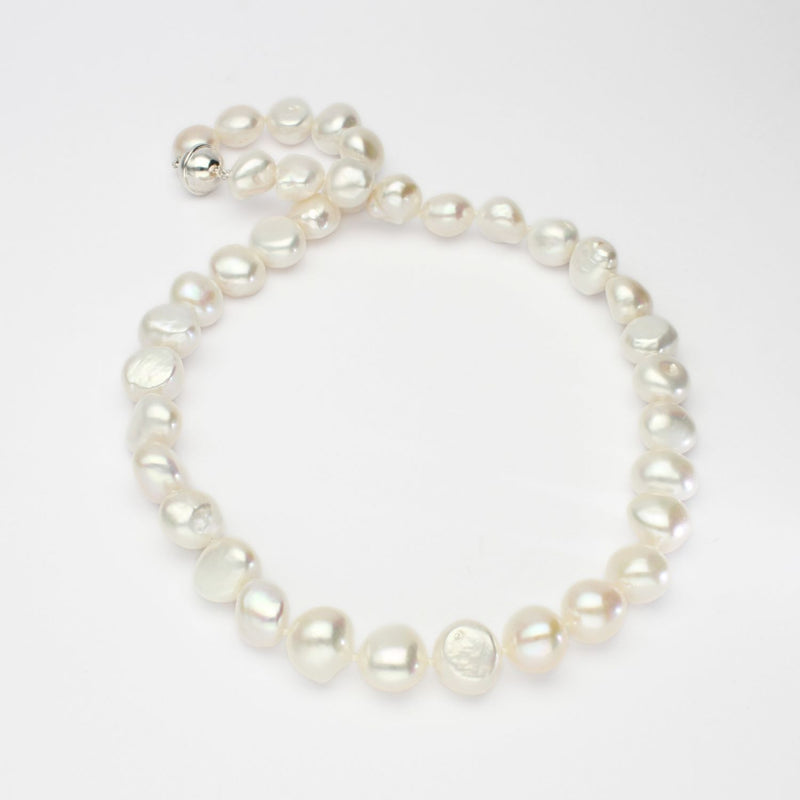 White baroque pearl necklace with round magnetic clasp