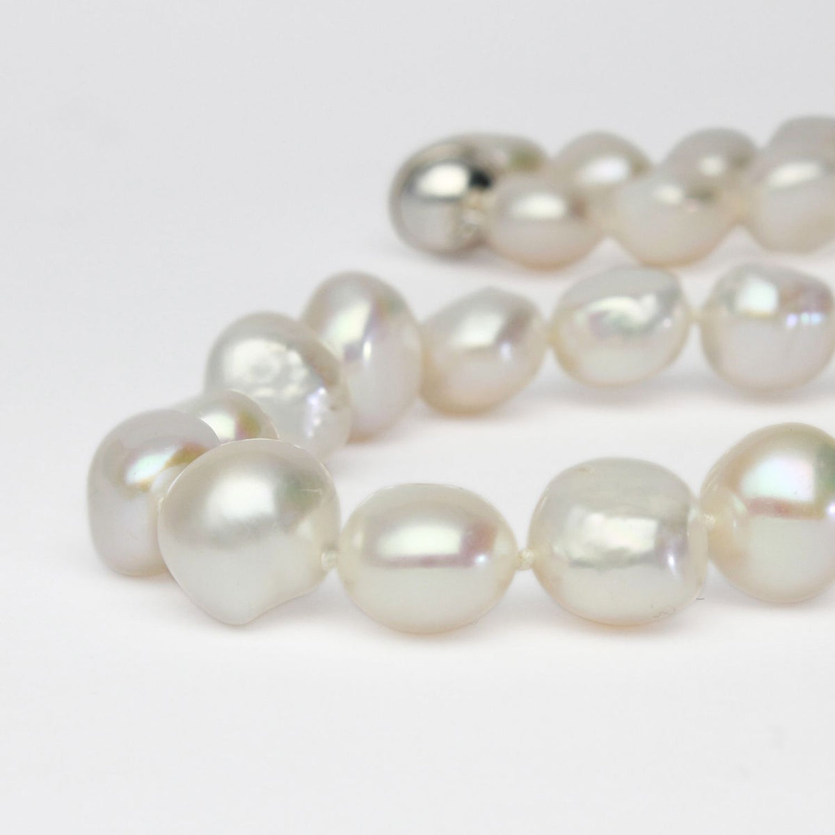 White baroque pearl necklace with round magnetic clasp
