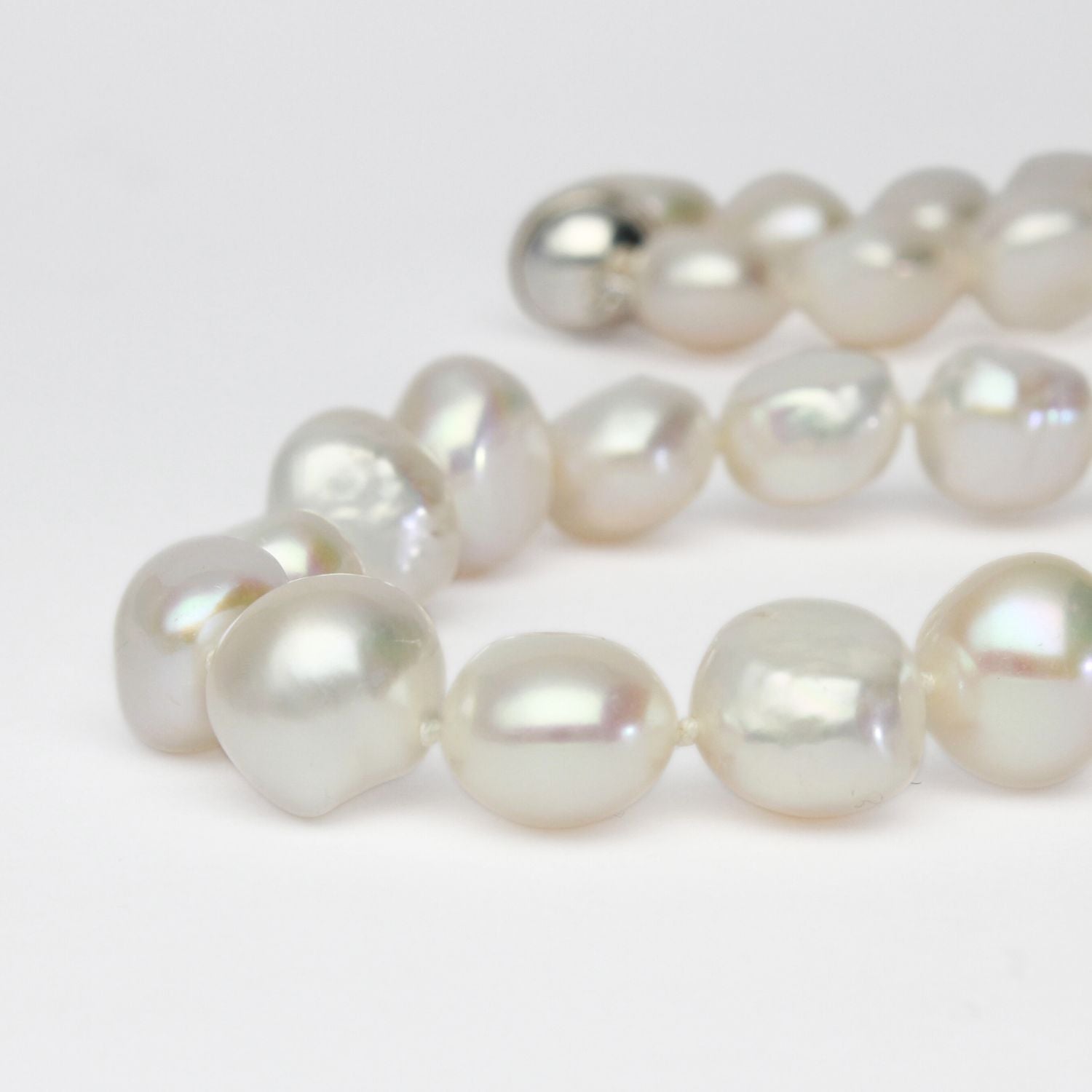 White baroque pearl necklace with round magnetic clasp
