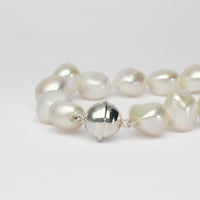White baroque pearl necklace with round magnetic clasp