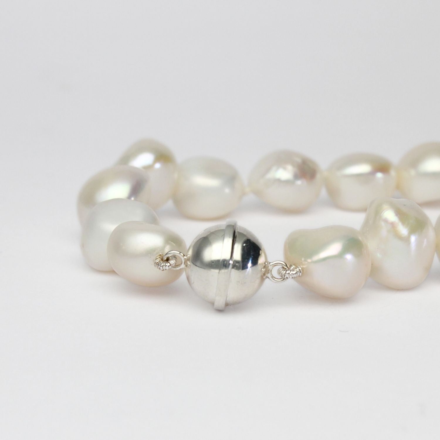 White baroque pearl necklace with round magnetic clasp