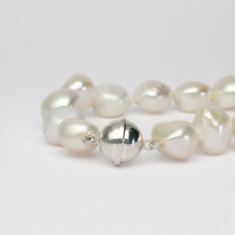 White baroque pearl necklace with round magnetic clasp