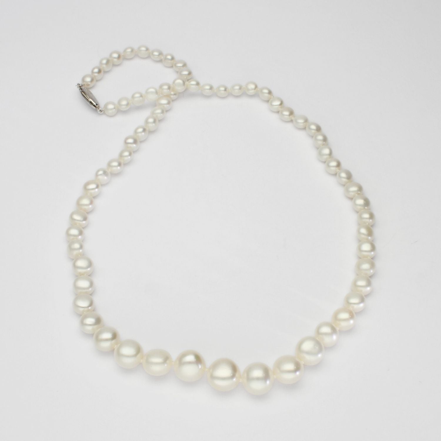 White button gradient pearl necklace with silver clasp