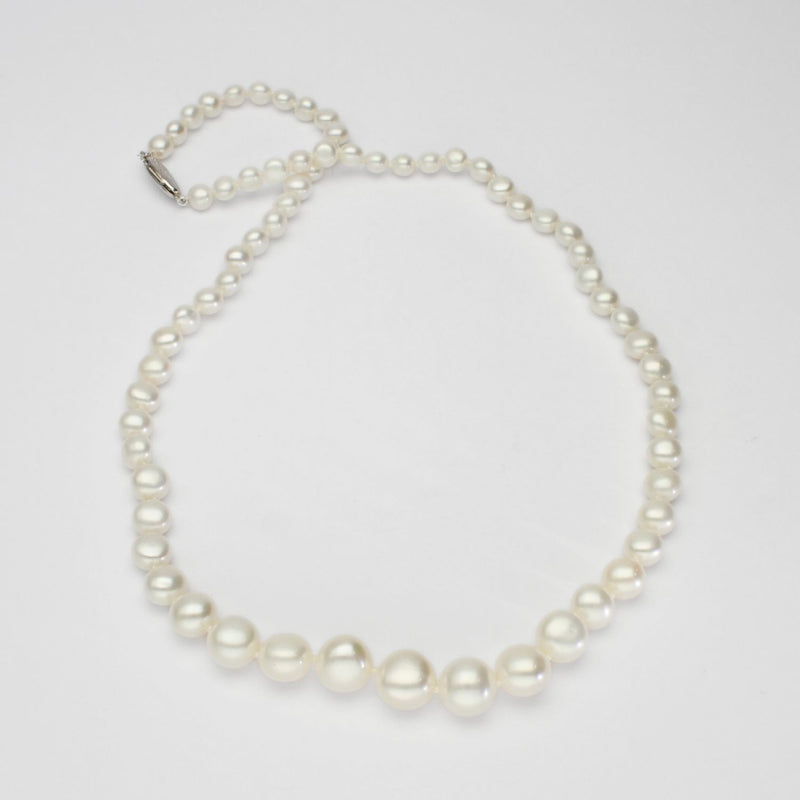White button gradient pearl necklace with silver clasp