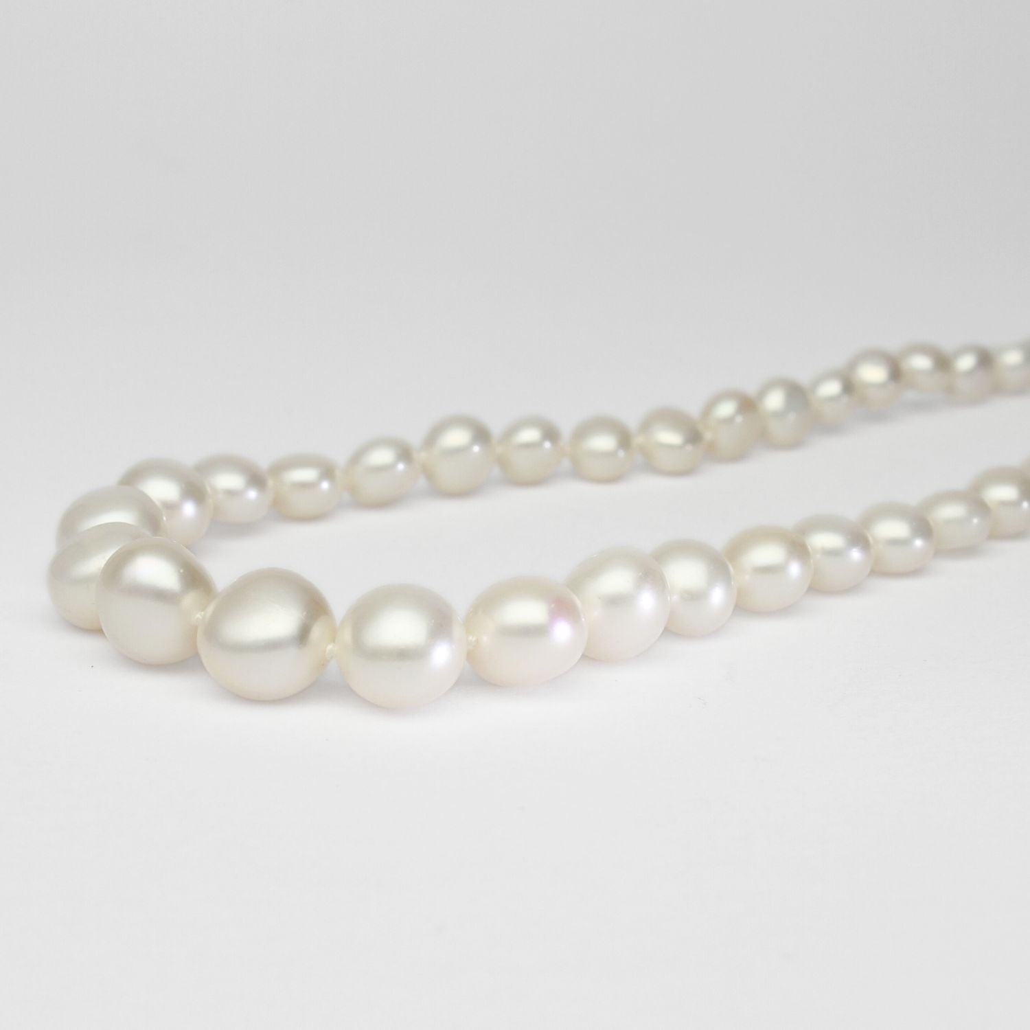 White button gradient pearl necklace with silver clasp