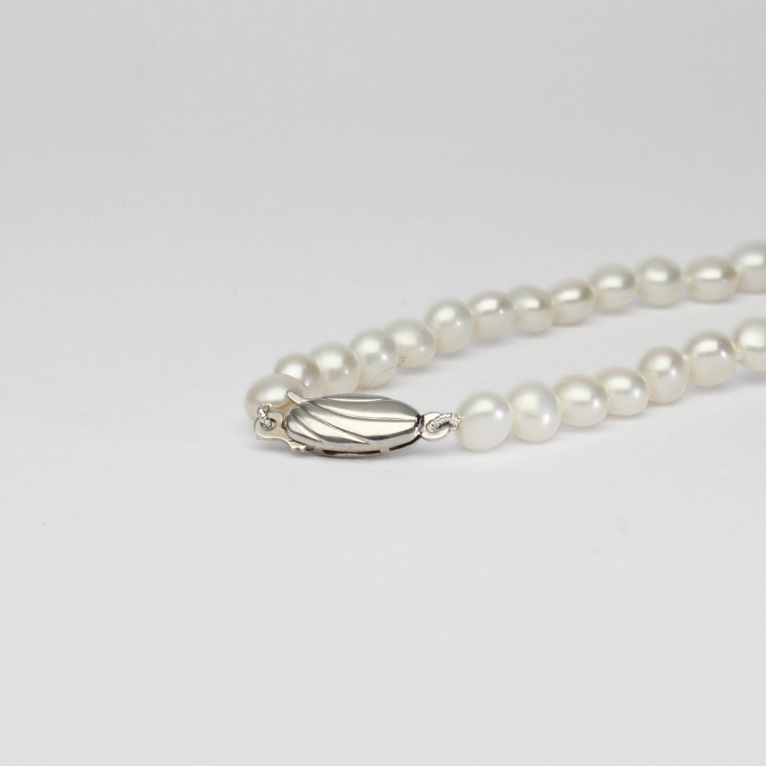 White button gradient pearl necklace with silver clasp