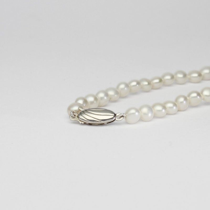 White button gradient pearl necklace with silver clasp