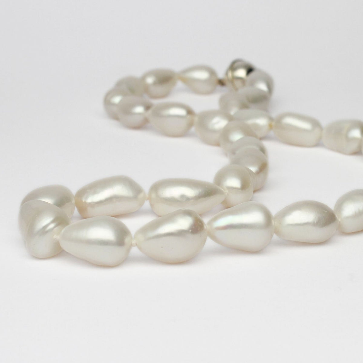 White Baroque Cultured river pearl necklace with round magnetic clasp