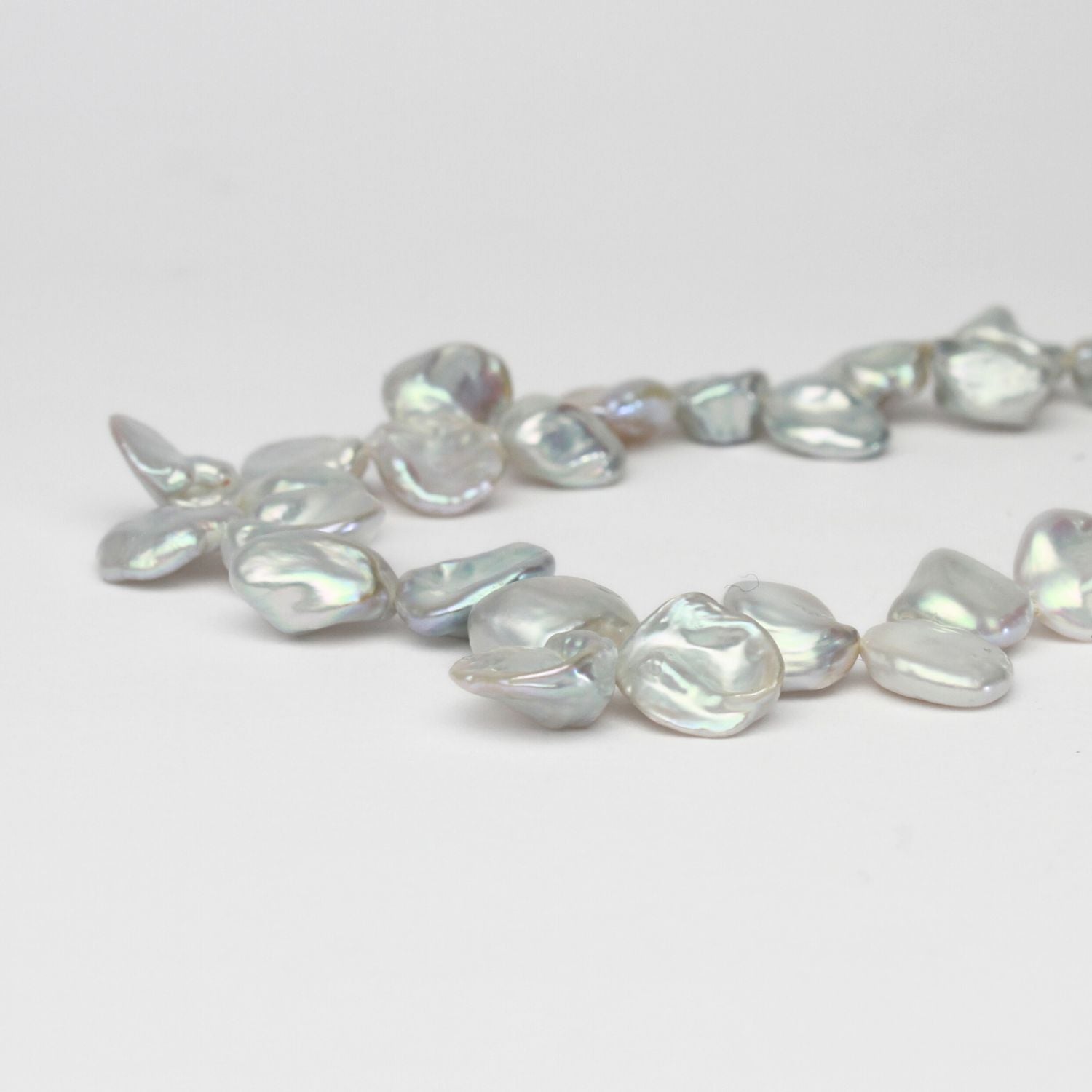 White silver keshi style necklace with silver magnetic clasp