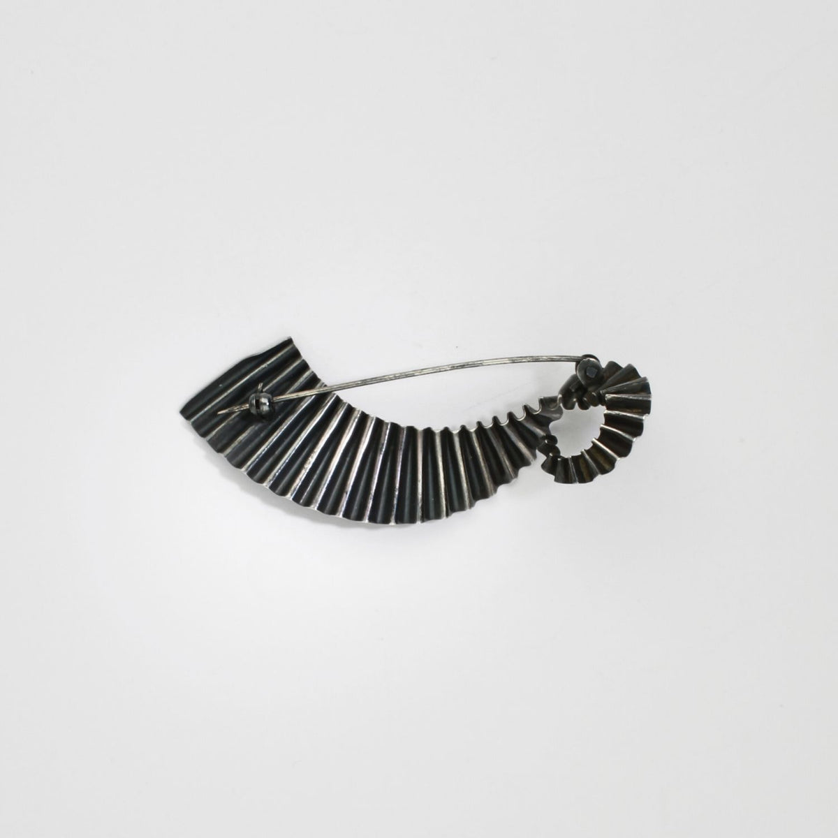 Wave brooch black silver by Suzie Horan