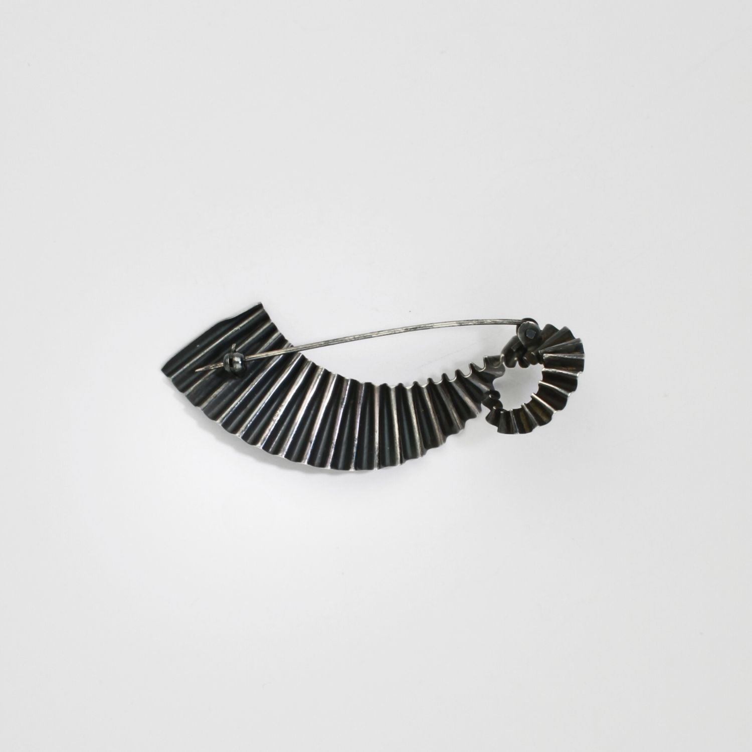 Wave brooch black silver by Suzie Horan