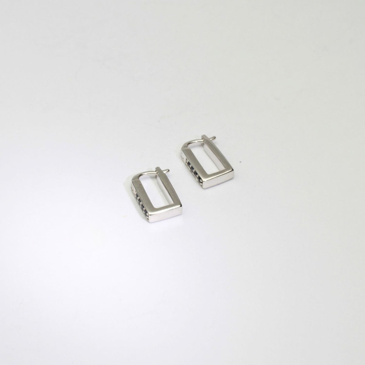 Rectangular silver hoop earrings with sapphires by Yuki Mitsuyasu