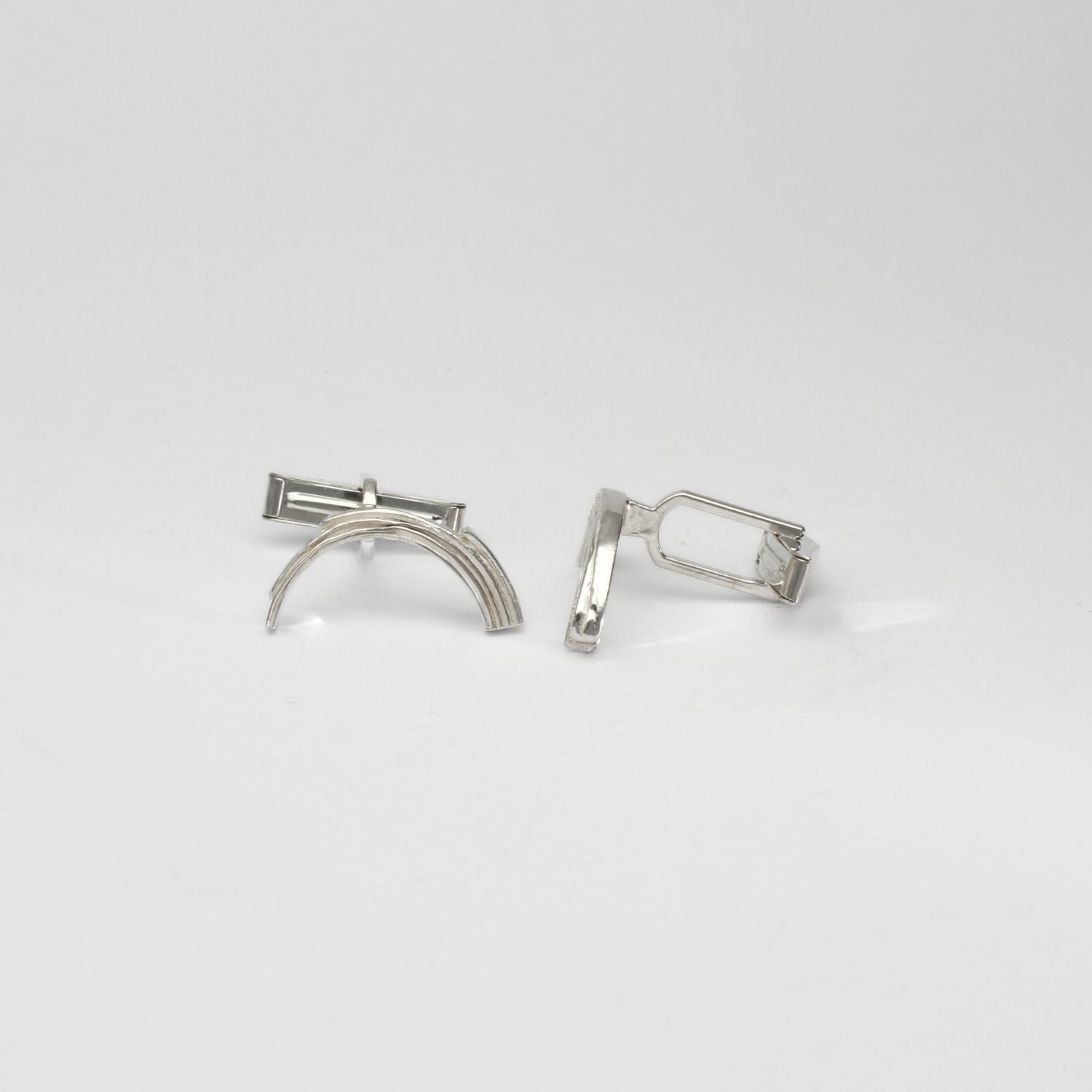 Brushstroke cufflinks, side profile of the artist-inspired design — Botymau Coesau Arian