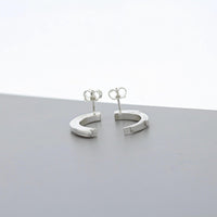 Brushstroke earrings, side profile of the sterling silver design — Clustdlysau Arian