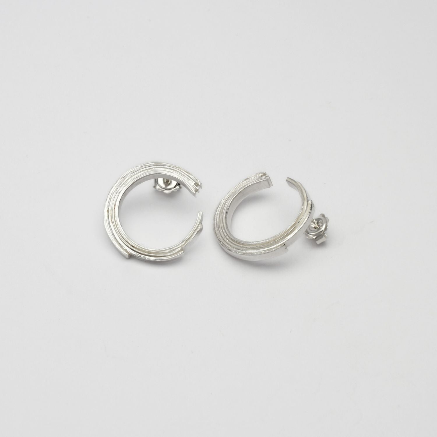 Brushstroke full arc earrings, side profile, celebration of the artist's gesture — Clustdlysau Arian