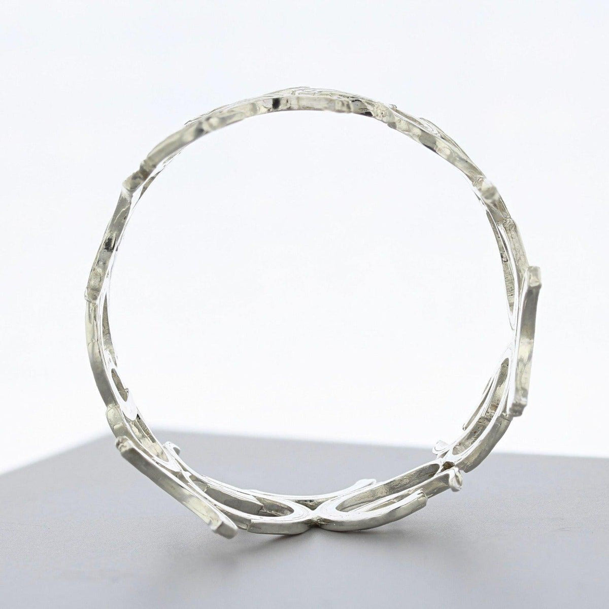 Brushstroke bangle, side profile of the sculptural design — Breichled Arian