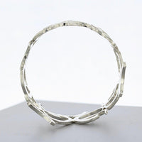 Brushstroke bangle, side profile of the sculptural design — Breichled Arian
