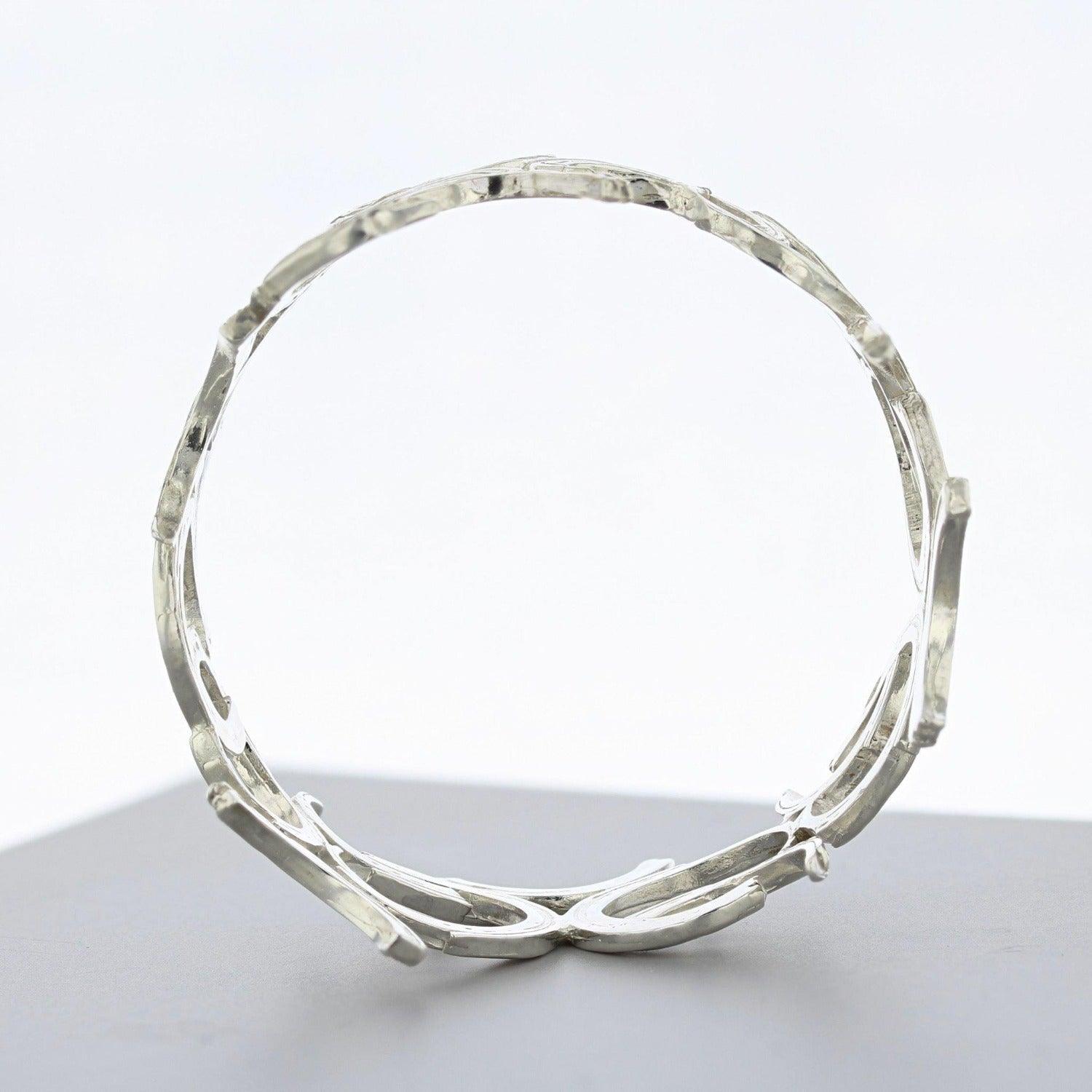 Brushstroke bangle, side profile of the sculptural design — Breichled Arian
