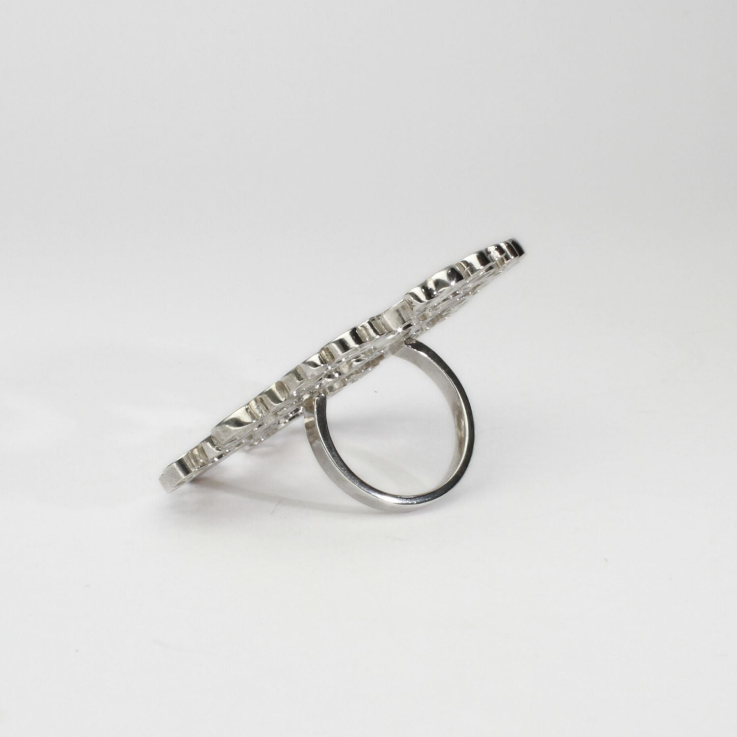 Side profile of the Bubbles large statement ring, echoing bubbles in a glass — Modrwy Arian