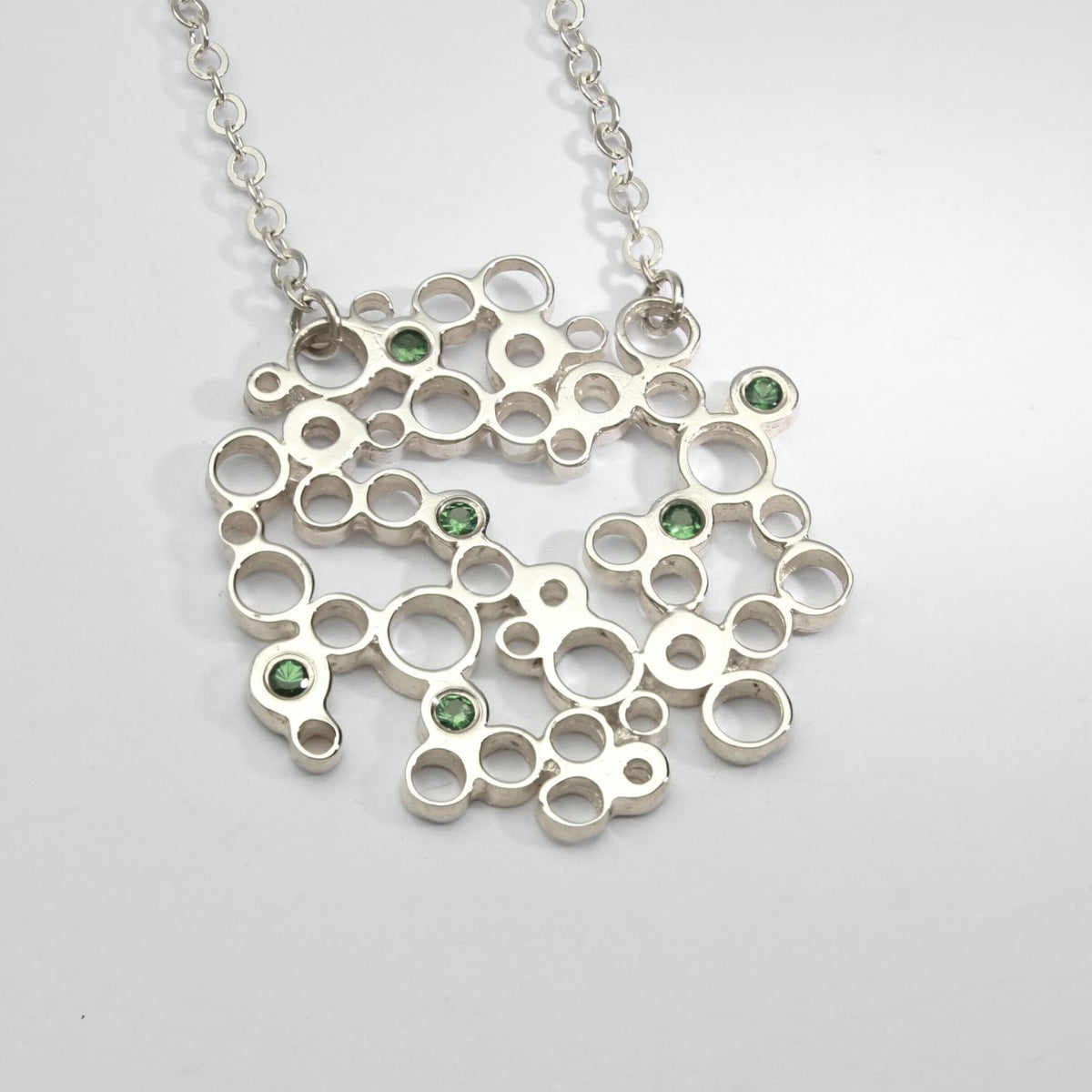 Close-up on the chrome diopside stone set in the Bubbles pendant — Mwclis Arian