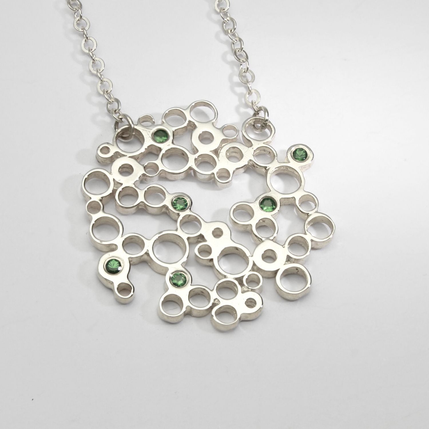 Close-up on the chrome diopside stone set in the Bubbles pendant — Mwclis Arian