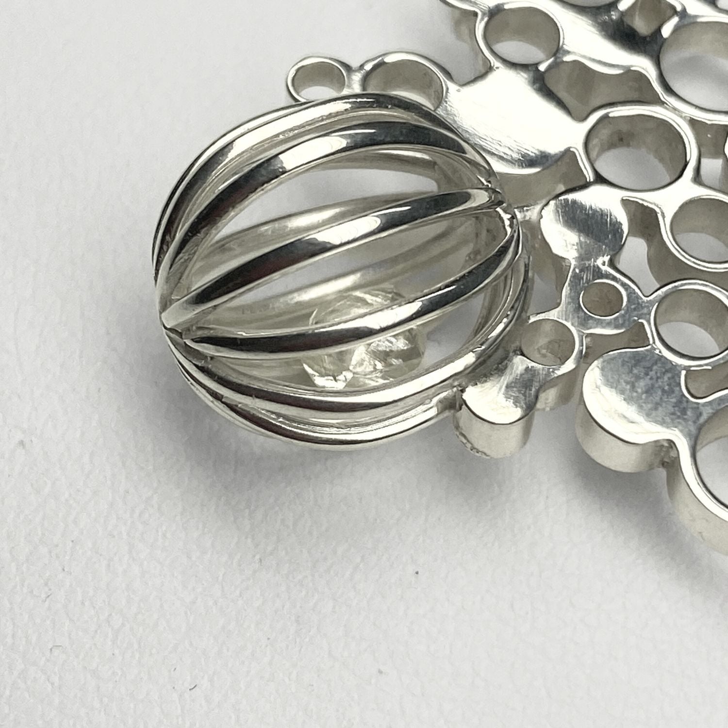 Close-up of the uncut diamond set in the No.19 Bubbles necklace — Mwclis Arian
