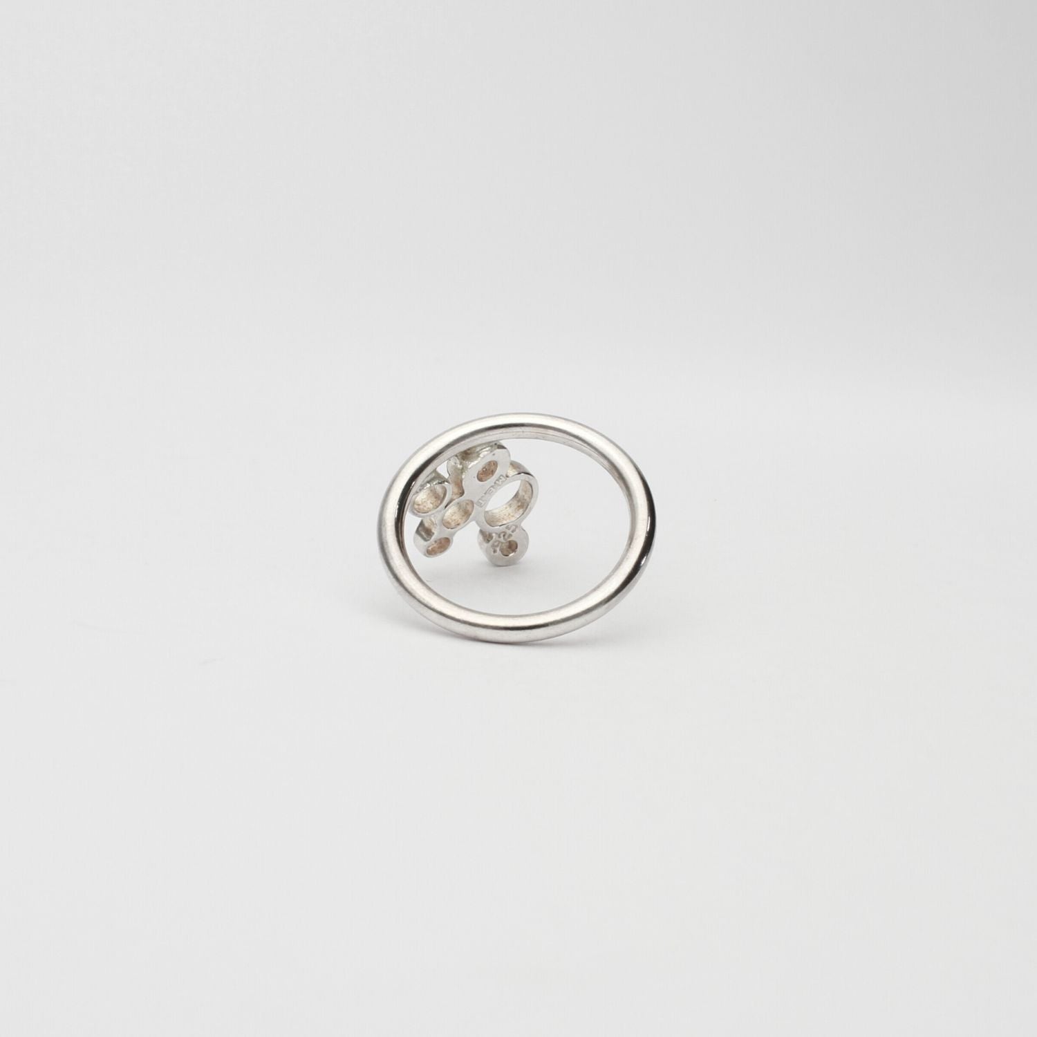 Bubbles small ring seen from behind, echoing bubbles in a glass — Modrwy Arian