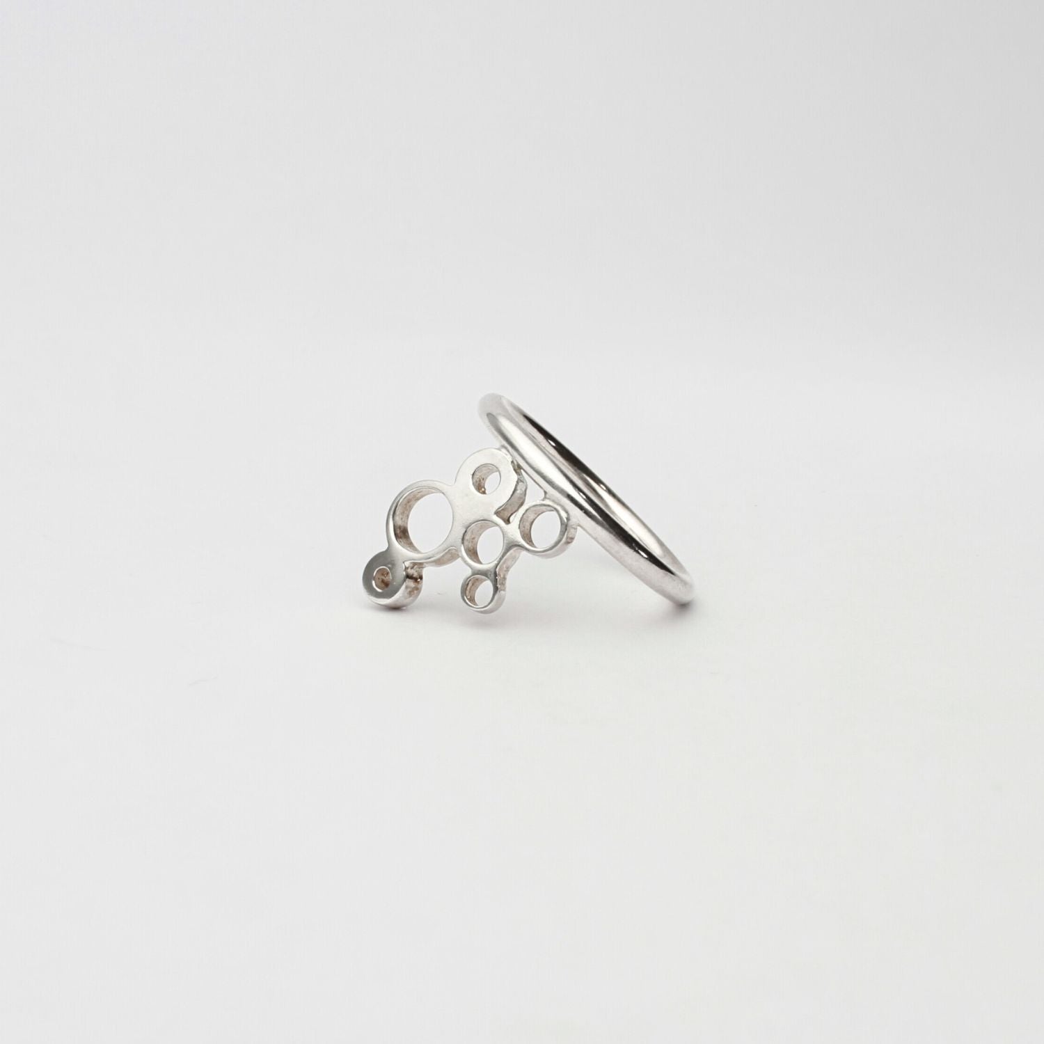 Bubbles small ring, front view of the effervescent design — Modrwy Arian