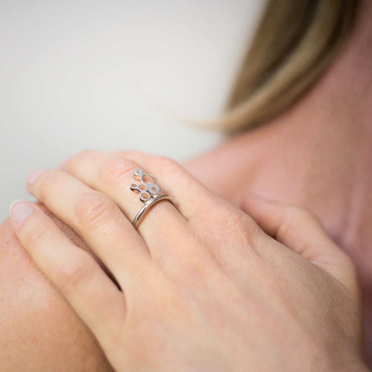 Model wearing the Bubbles small ring, celebration-inspired design — Modrwy Arian