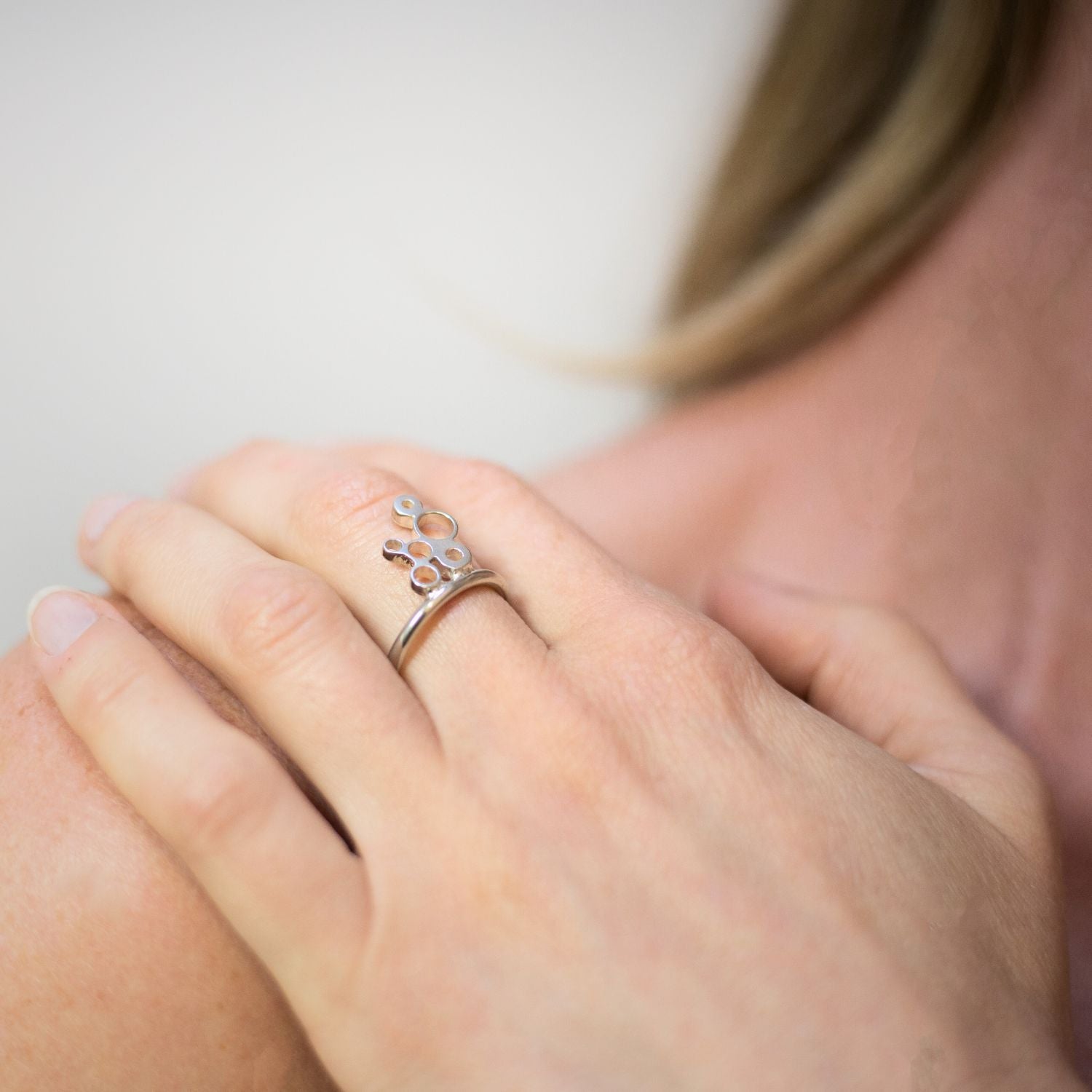 Model wearing the Bubbles small ring, celebration-inspired design — Modrwy Arian