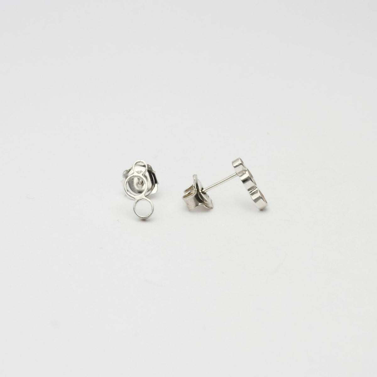 Bubbles small studs, side view of the effervescent design — Clustdlysau Arian