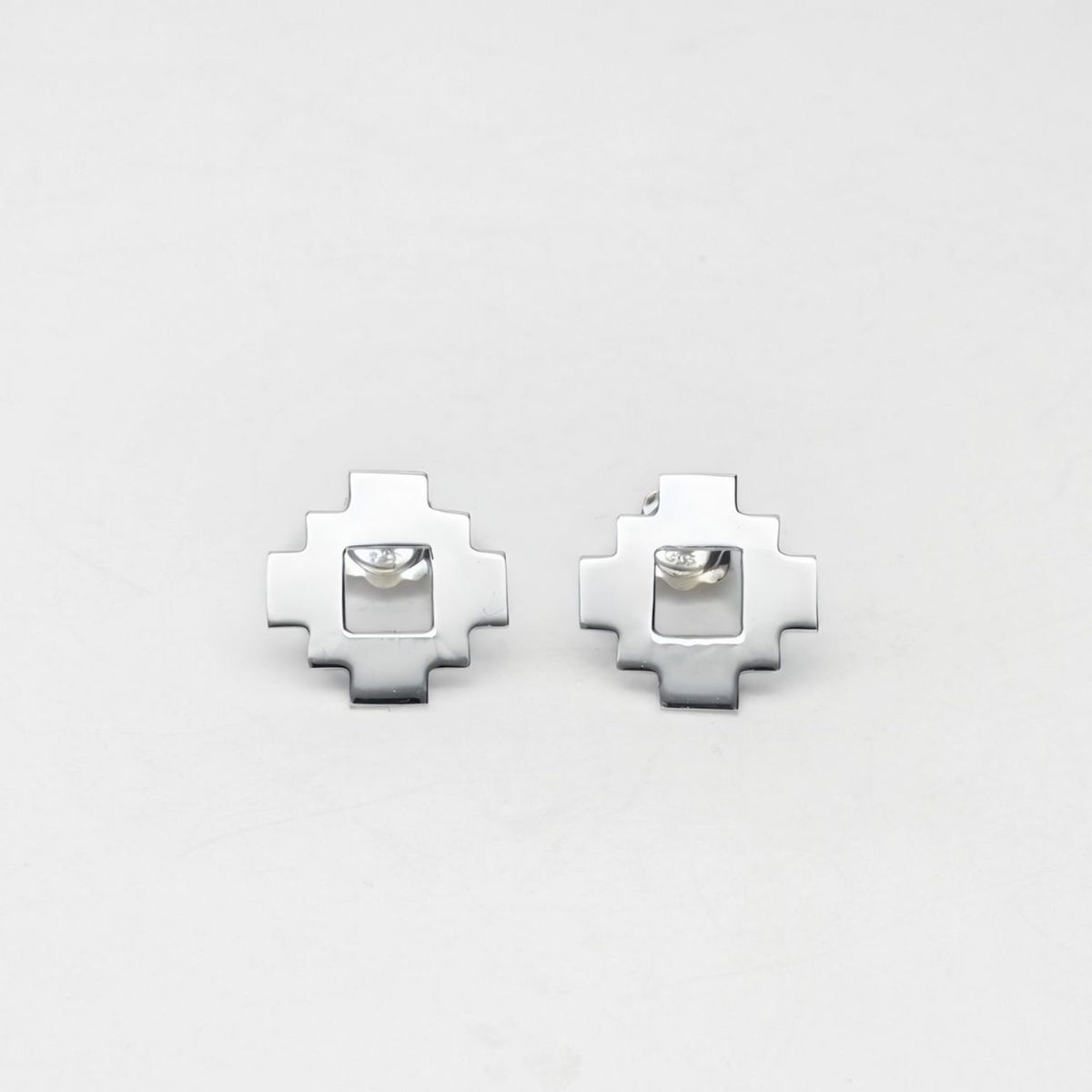 Caernarfon hatch earrings, side view of the sterling silver weave — Clustdlysau Arian