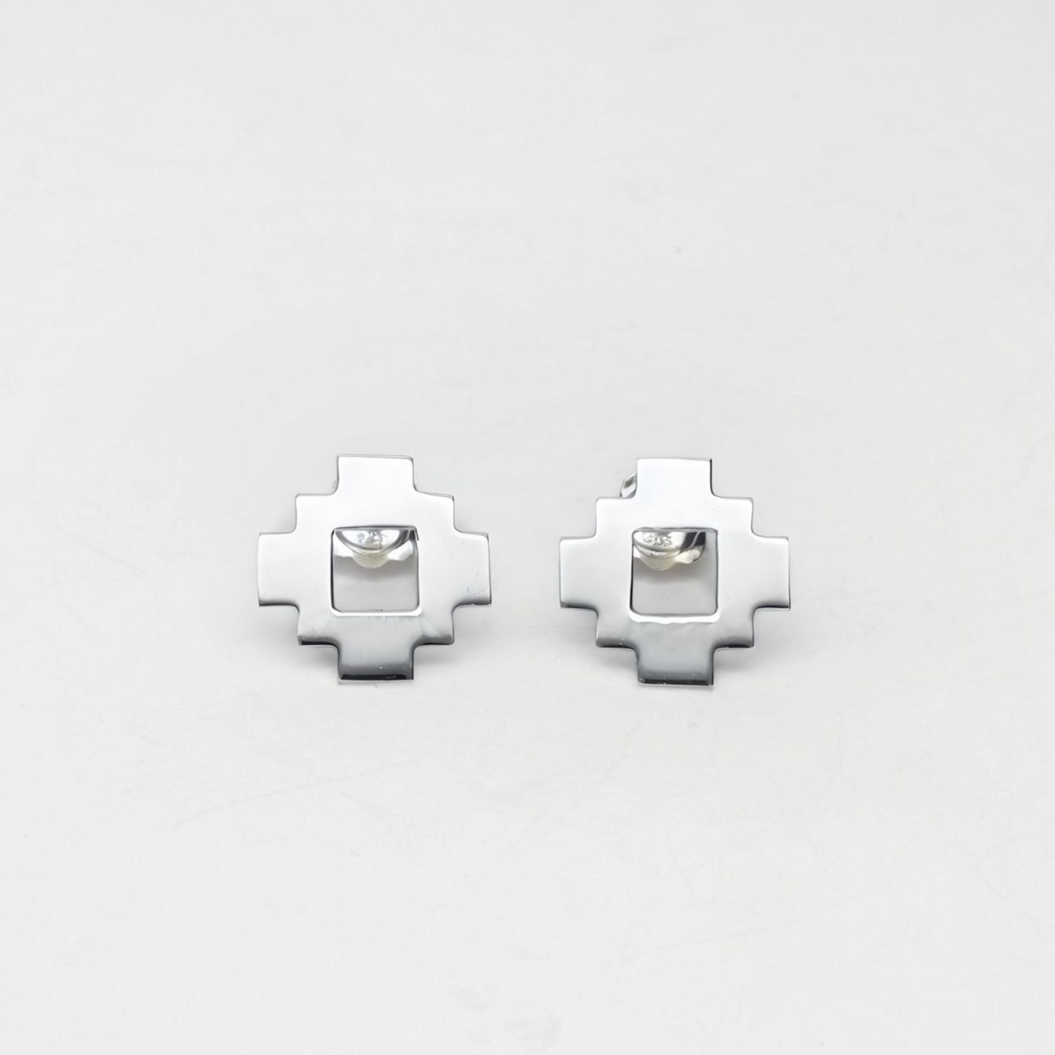 Caernarfon hatch earrings, side view of the sterling silver weave — Clustdlysau Arian
