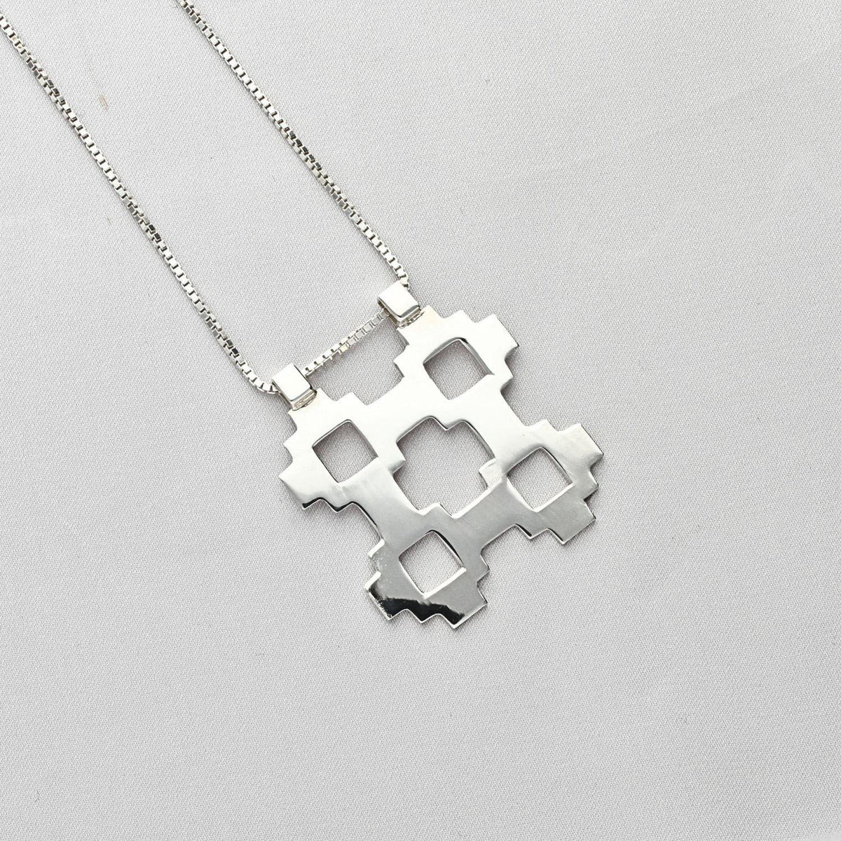 Caernarfon hatch medium pendant, sterling silver — the weave given more room to speak — Mwclis Arian