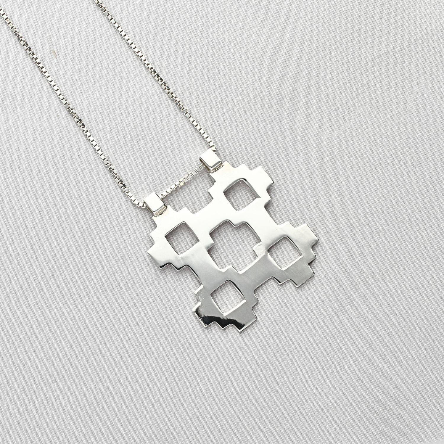 Caernarfon hatch medium pendant, sterling silver — the weave given more room to speak — Mwclis Arian