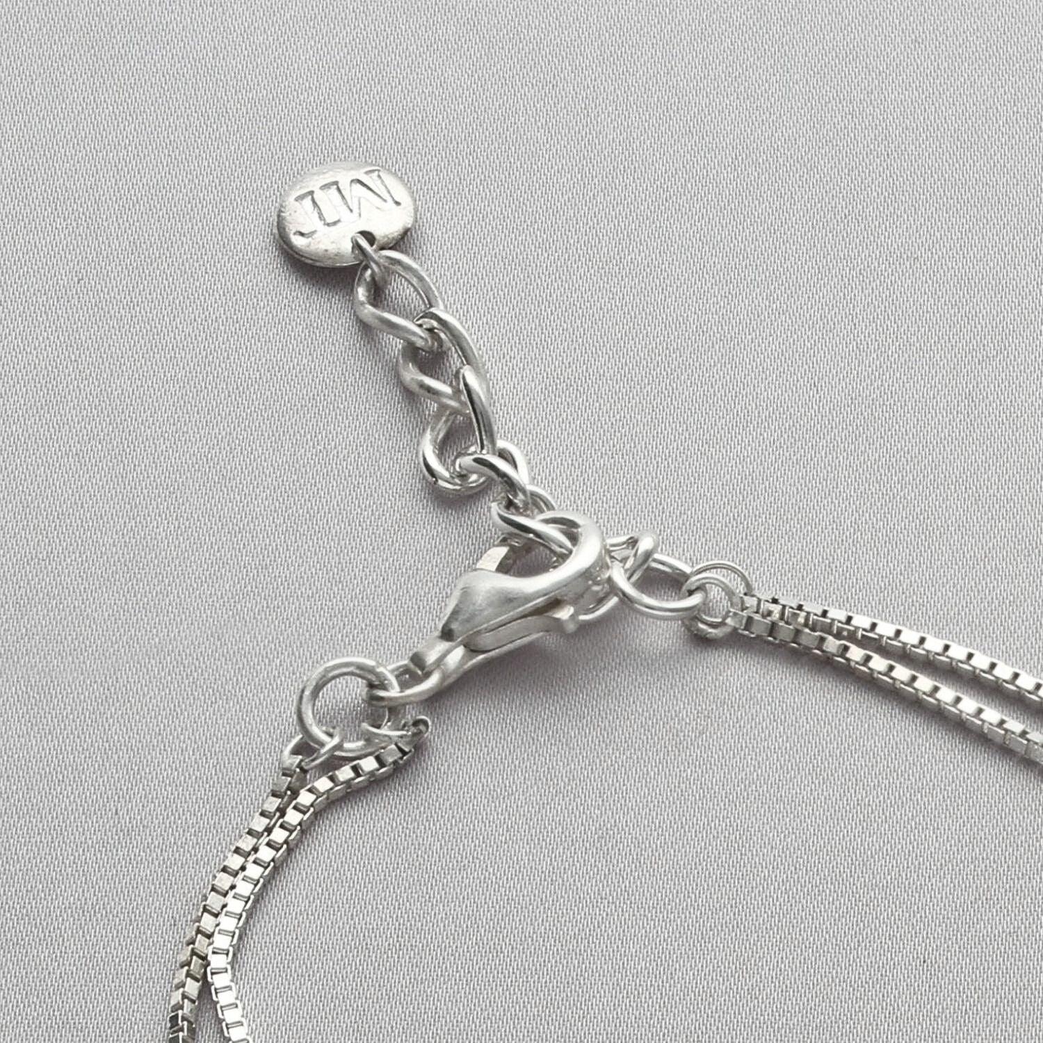 Close-up on the carthen pattern of the Caernarfon long bracelet — Breichled Arian